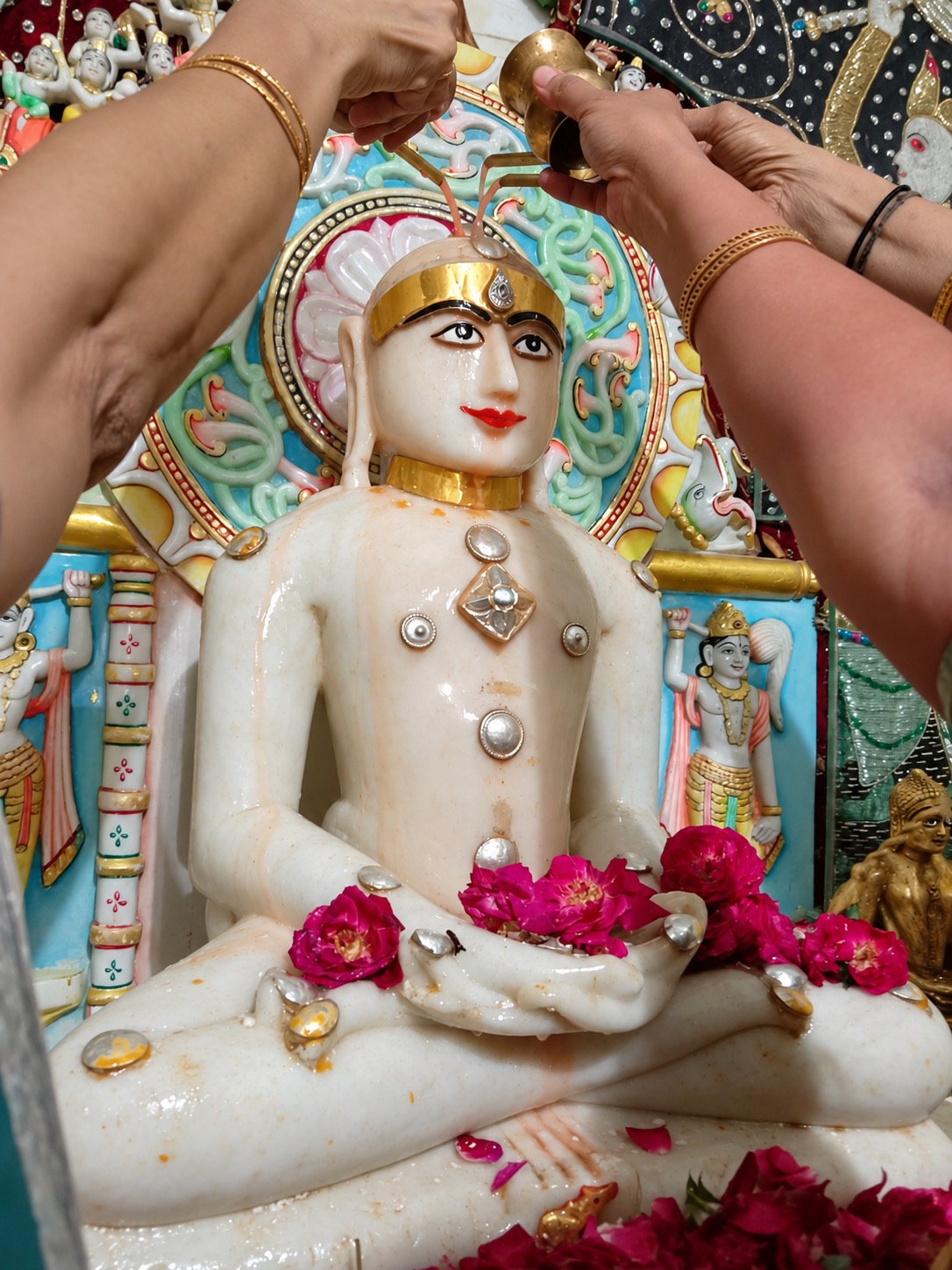प्रभु प्रतिमा का अभिषेक — जलधारा अर्पित करते हुए