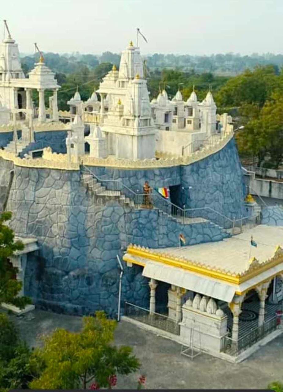 शिला-पर्वत पर बनी तीर्थ रचना और उस पर विराजित शिखरबद्ध जिनालय