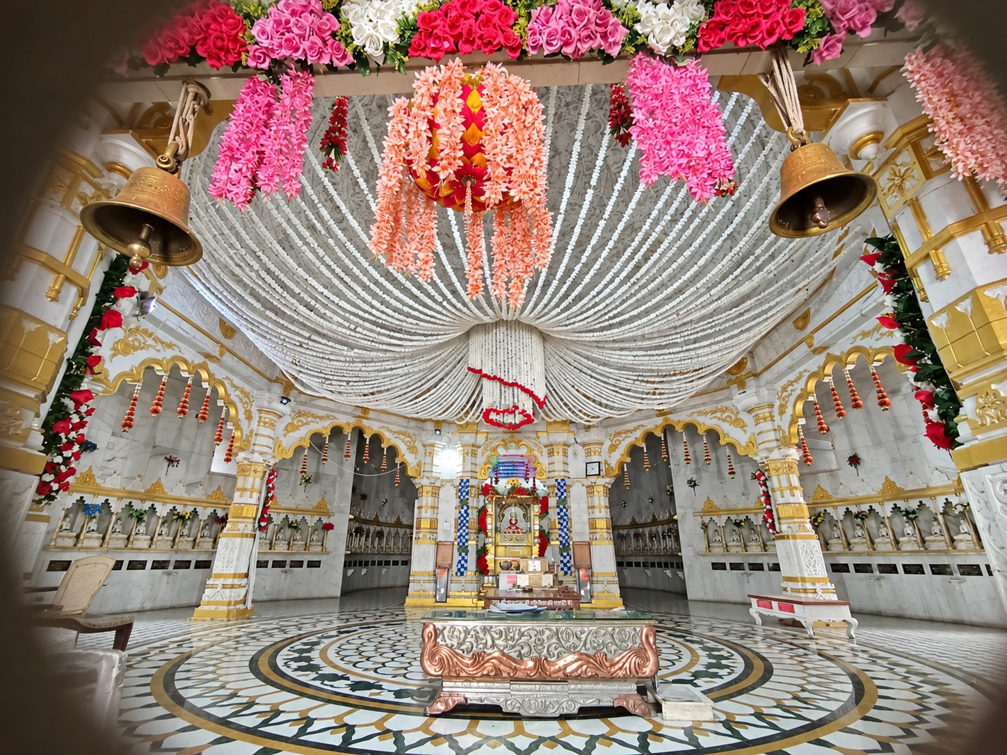 पुष्प-सज्जा से अलंकृत संगमरमर का मंडप और गर्भगृह — the marble hall and sanctum dressed with flowers