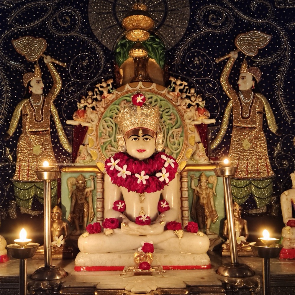 मूलनायक श्री आदिनाथ दादा — पुष्पमाला एवं दीपकों सहित, संप्रतिकालीन प्रतिमा