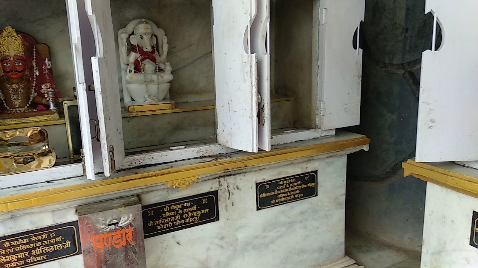 संगमरमर का परिक्रमा पथ, दीवारों पर दानदाताओं की शिलापट्टिकाएँ