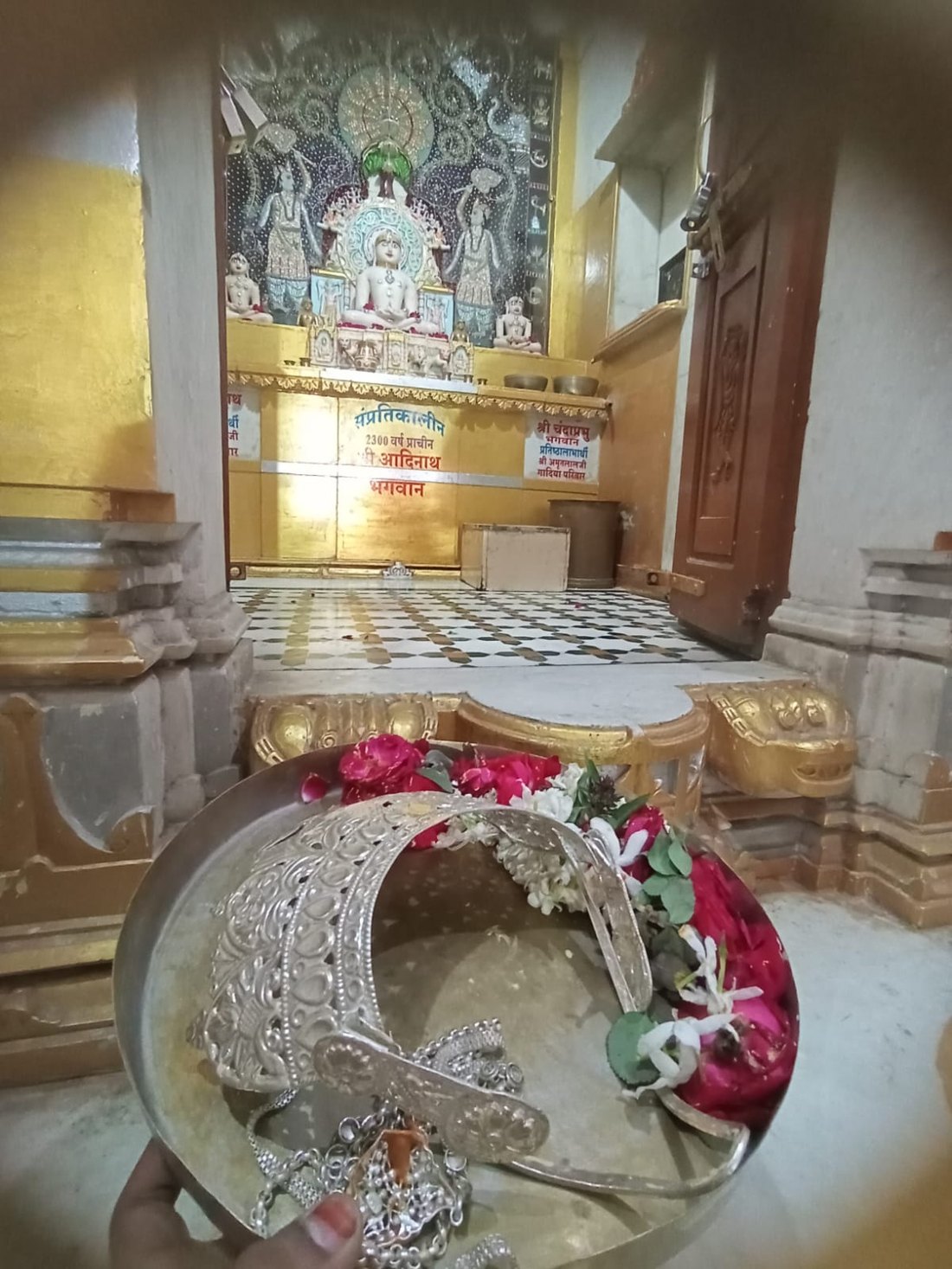 गर्भगृह में संप्रतिकालीन श्री आदिनाथ भगवान, समक्ष पूजा की थाली