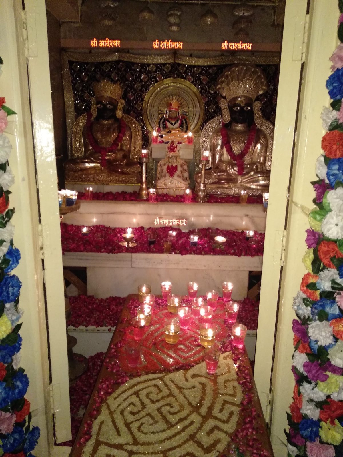 दीपक और पुष्पों से सजा गर्भगृह