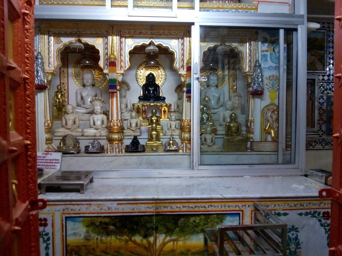 अनेक प्रतिमाओं सहित अलंकृत वेदी