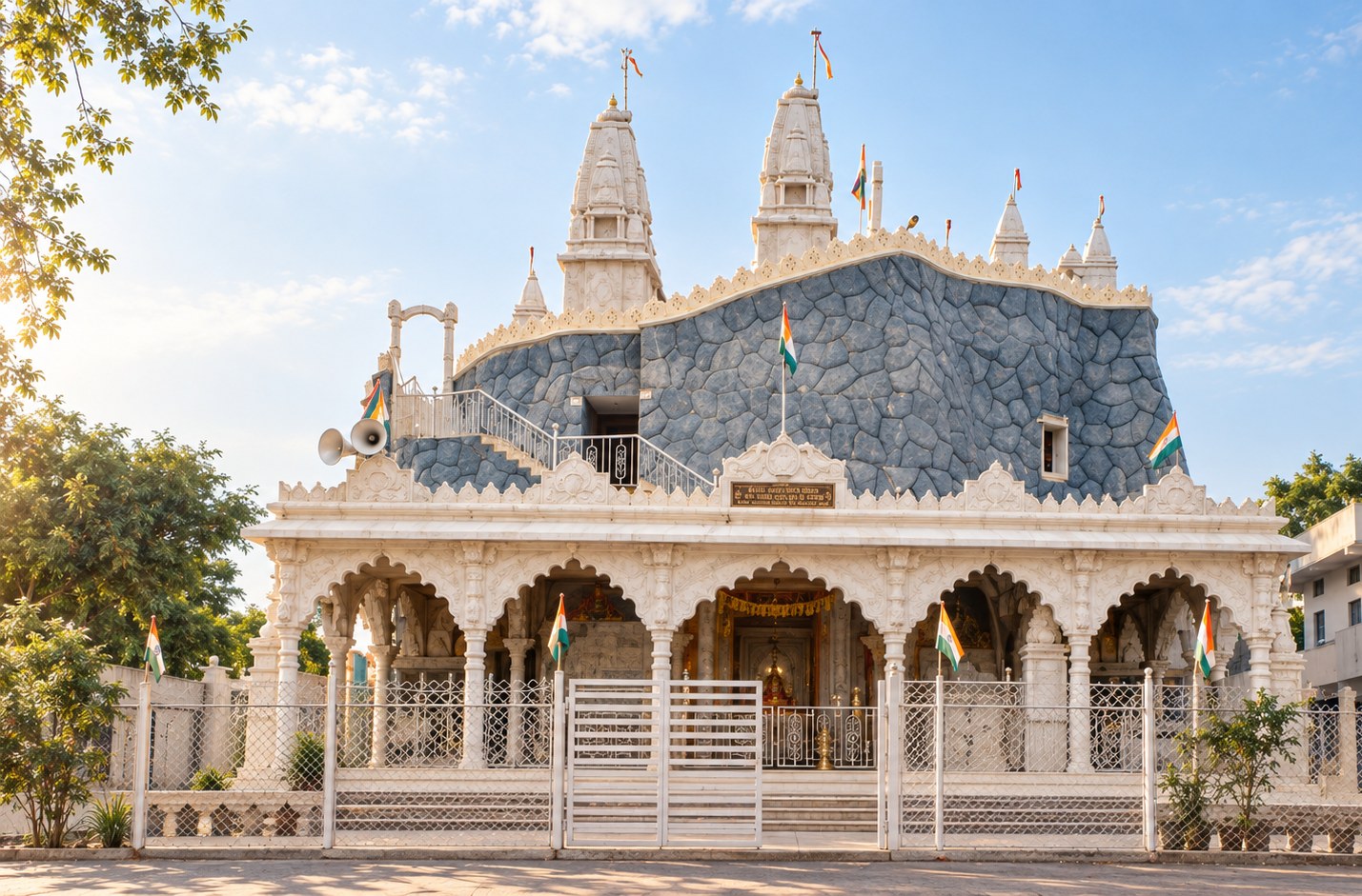 श्री शत्रुंजय आदिनाथ तीर्थधाम, महिदपुर — संगमरमर का स्तंभ-मंडप और उसके ऊपर शिखरों सहित शिला-पर्वत की रचना